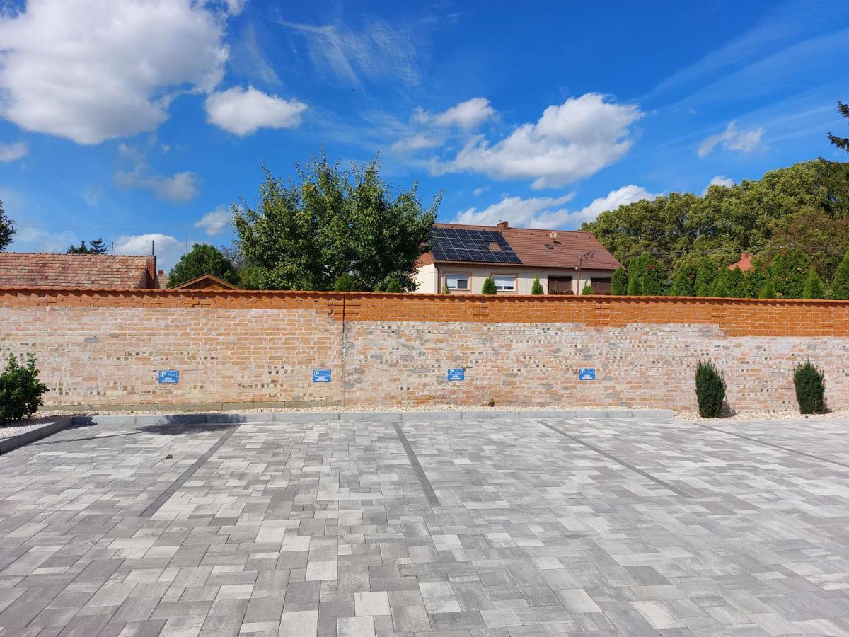 Linden Apartman 107 Glamour (Adults Only) Mosonmagyaróvár Exterior foto